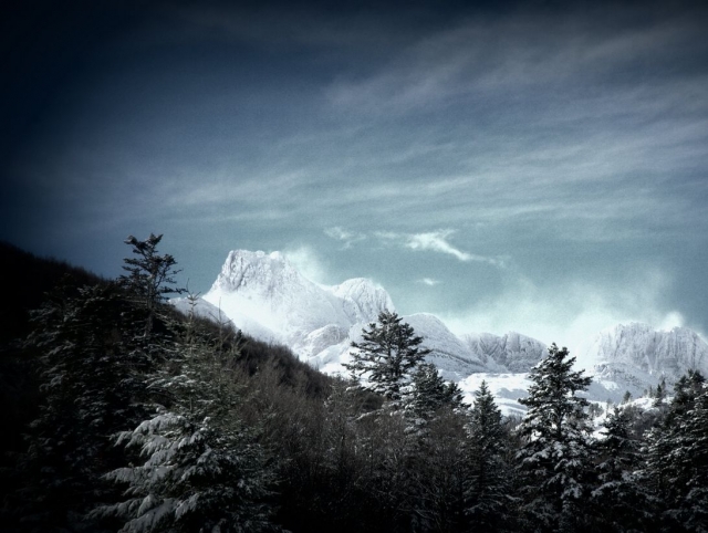 A névoa sobre os picos nevados 